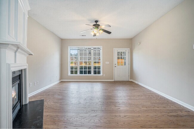 Foto del edificio - 2894 Regent Walk Dr