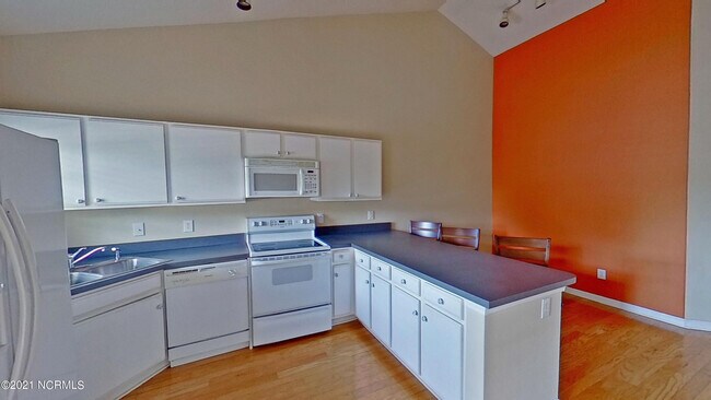 Building Photo - 3923 Spicetree Dr