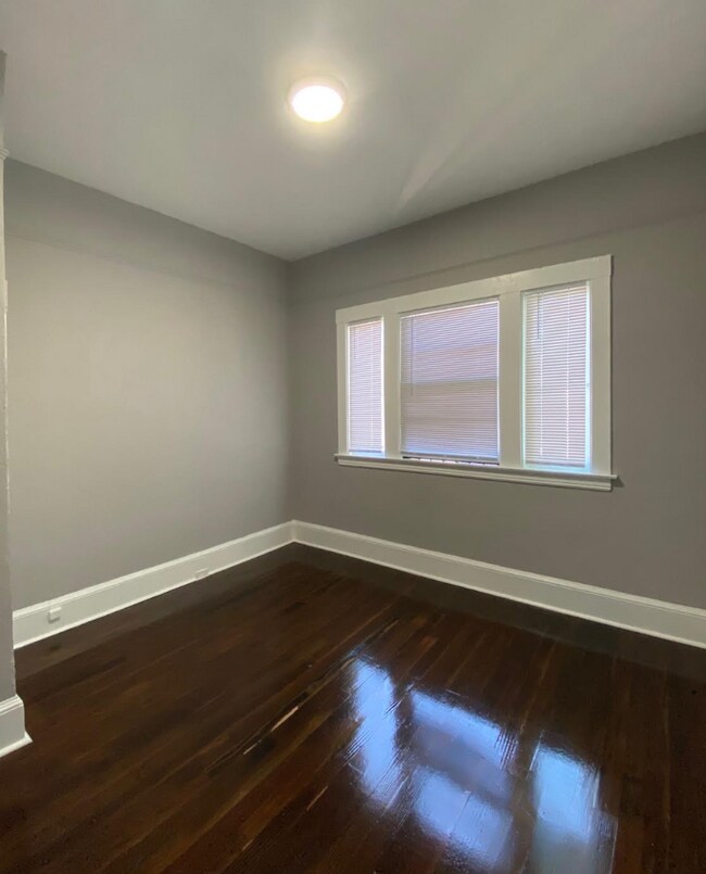 Building Photo - 1/2 Off First Month's Rent, 3Bdrm, 1bath