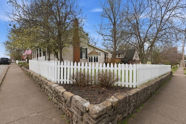 Building Photo - 117 7th Ave N