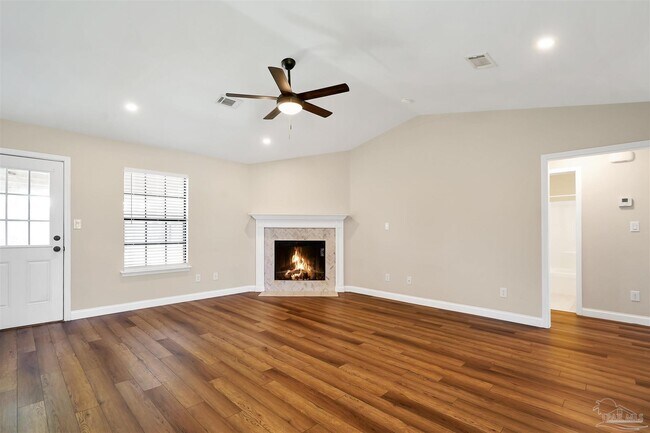 Foto del edificio - 323 Twisted Oak Dr