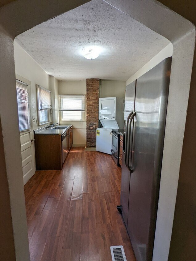 Foto principal - Large 2 Bedroom Close to Carson St -- Avai...