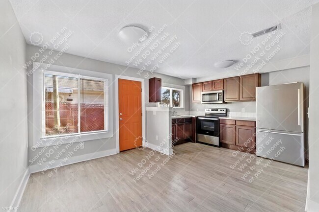 Building Photo - 2 br, 1 bath Townhome - 2404 Julia Ave 1 1