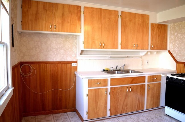 Building Photo - Beautiful unit of duplex