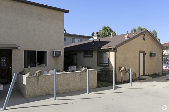 Foto del edificio - 6324-6326 Comstock Ave