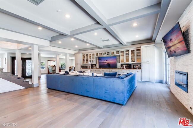 Foto del edificio - 7 br, 6 bath House - 17153 Rayen St