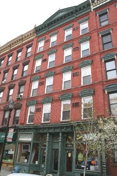 Foto principal - 1204 Washington St