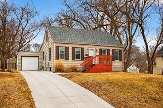 Building Photo - 6717 Roseland Dr