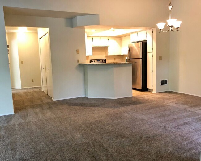 Building Photo - Spacious 2db, 2ba Condo Downtown Bellevue in Tranquil Setting