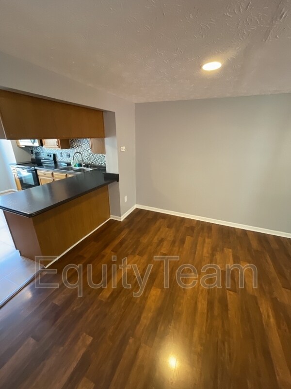 Building Photo - 753 Woodlyn Dr S