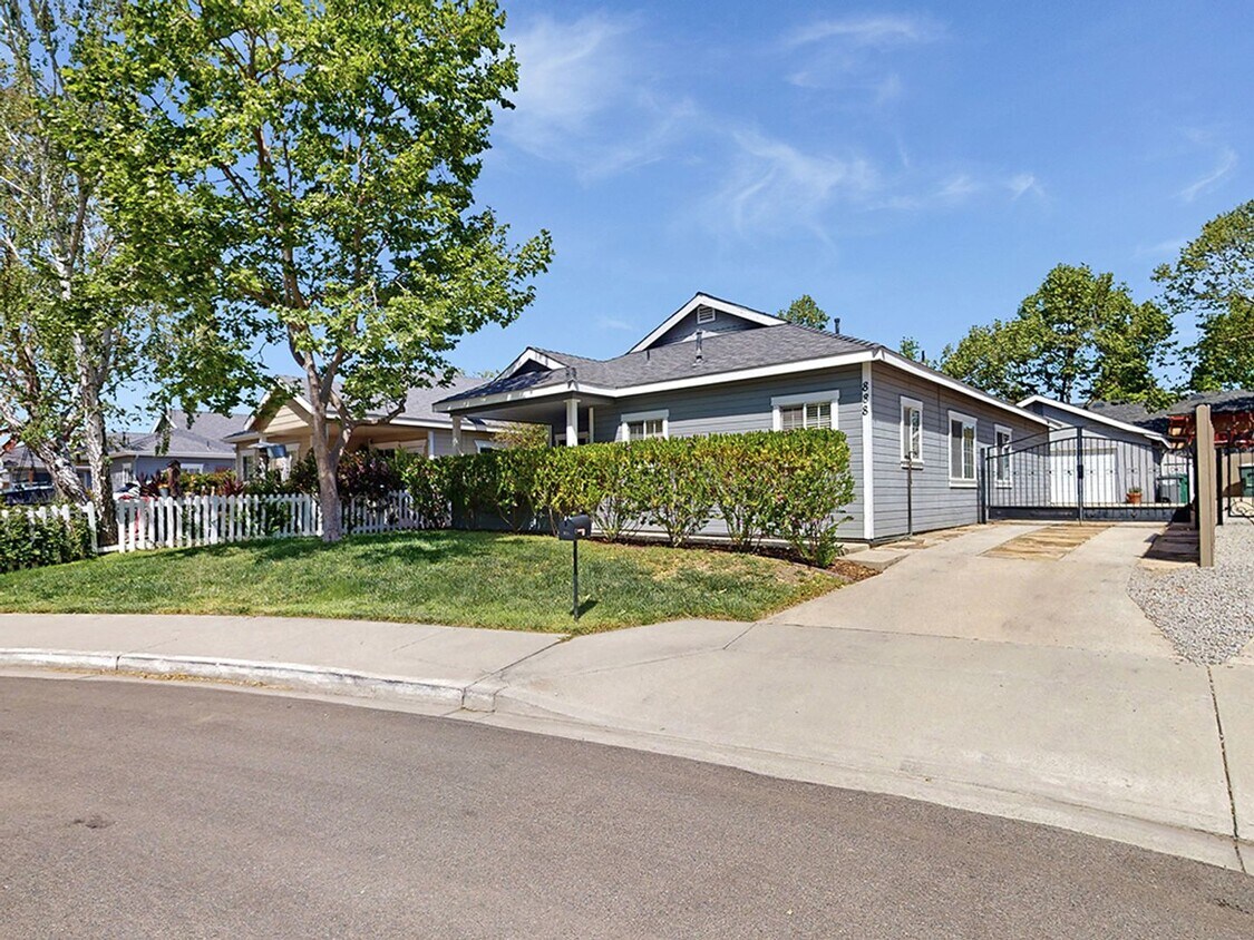 Primary Photo - 888 El Capitan Way
