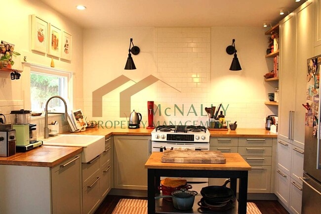Building Photo - Charming Updated 3-Bedroom Craftsman in Central Tacoma