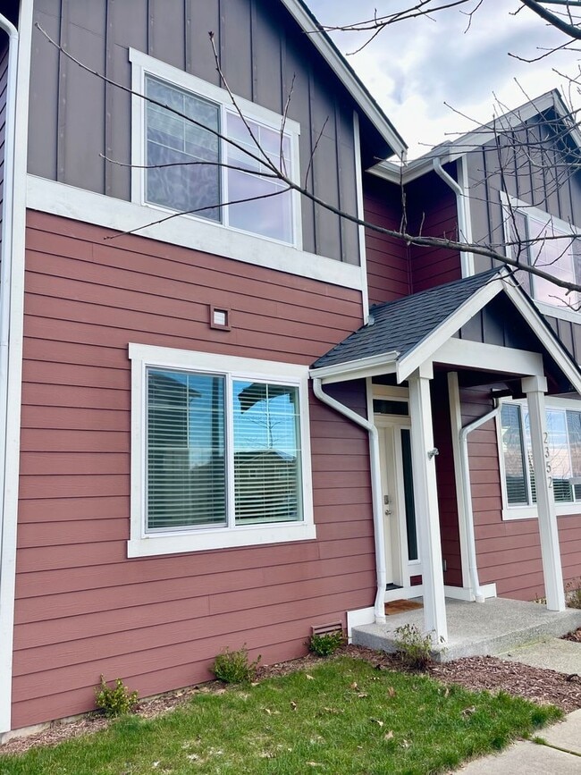 Building Photo - Gorgeous 4 bedroom 3 bath, main floor bedr...
