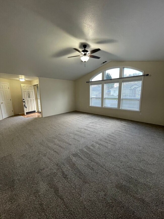 Foto del edificio - ***Processing Applicant***Spacious 3 bedroom, 2 bathroom home- CENTRAL POINT!