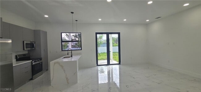 Building Photo - 1631 NE 34th St