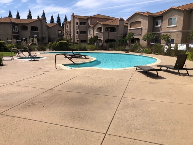 Pool/hot tub area - 10001 Woodcreek Oaks Blvd