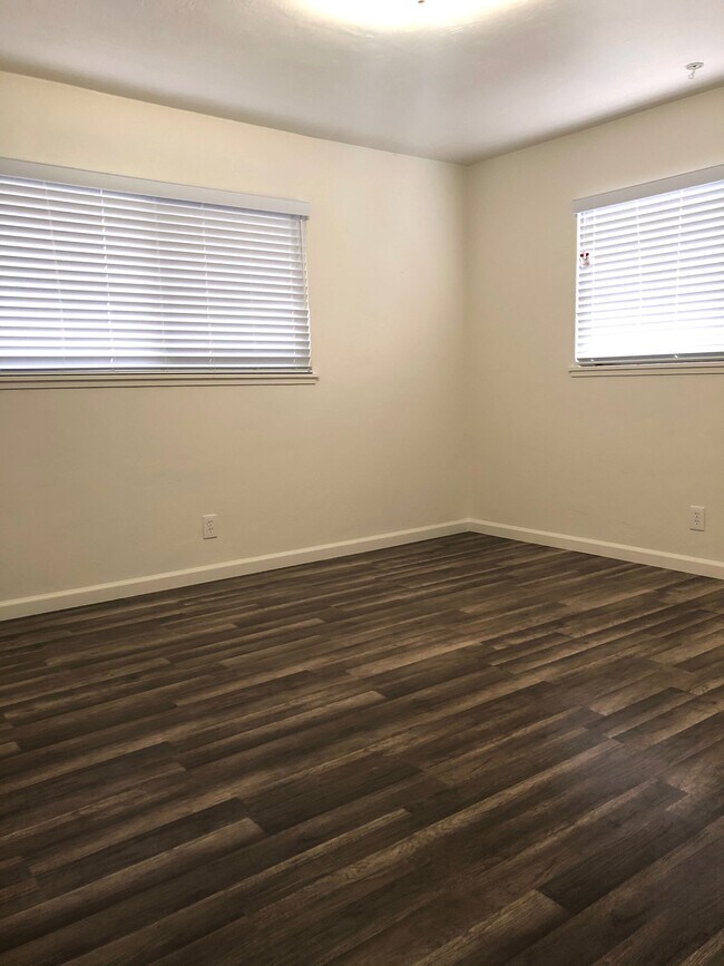 Foto del edificio - 875 N Johnson Rd