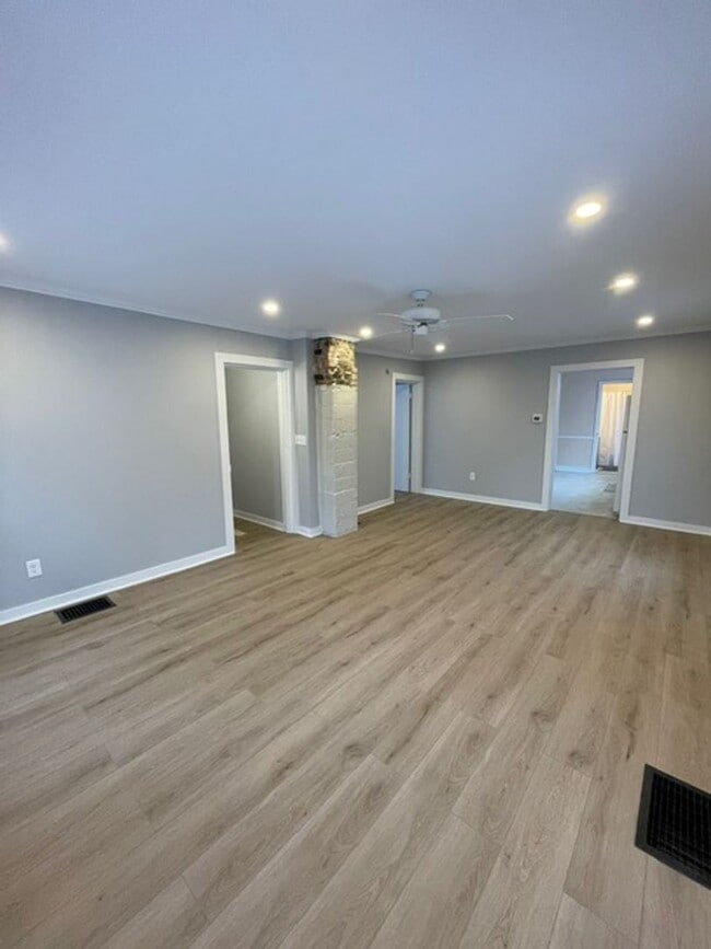 Building Photo - Newly Renovated 2 Bedroom Duplex