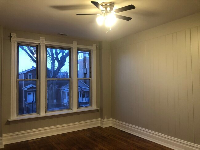 Building Photo - 827 W 33rd Pl