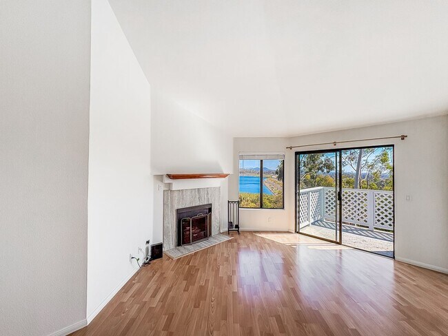 Foto del edificio - Stunning 2BD/2BA Condo in Scripps Ranch with Lake Miramar Views, In-Unit Laundry & Trail Access