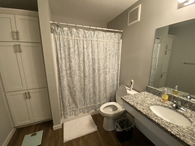 Building Photo - Great Location two-bed/two-bath off Greenw...