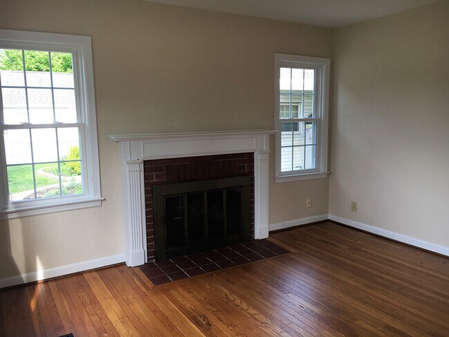 Building Photo - **4-BEDROOM/1-BATH HOUSE W/ 2-CAR GARAGE I...