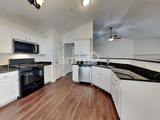 Building Photo - 558 The Blvd