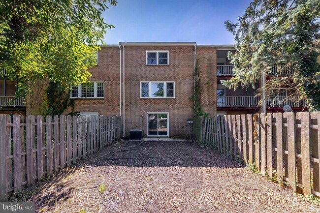 Foto del edificio - 1445 Boxwood Dr