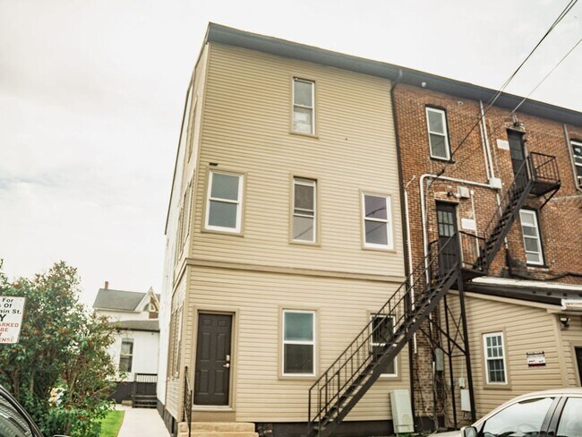 Foto del edificio - Spacious 4-Bedroom Home Near Kutztown University – Prime Downtown Location