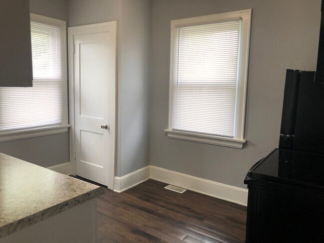 kitchen - 2552 Williams Ave