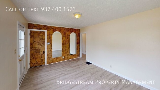 Building Photo - Nice 3 bedroom, 1 bath home with 1.5 car d...