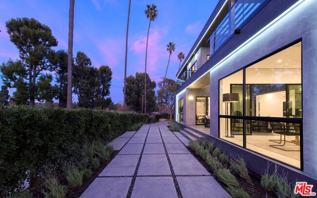 Foto del edificio - 12720 Montana Ave