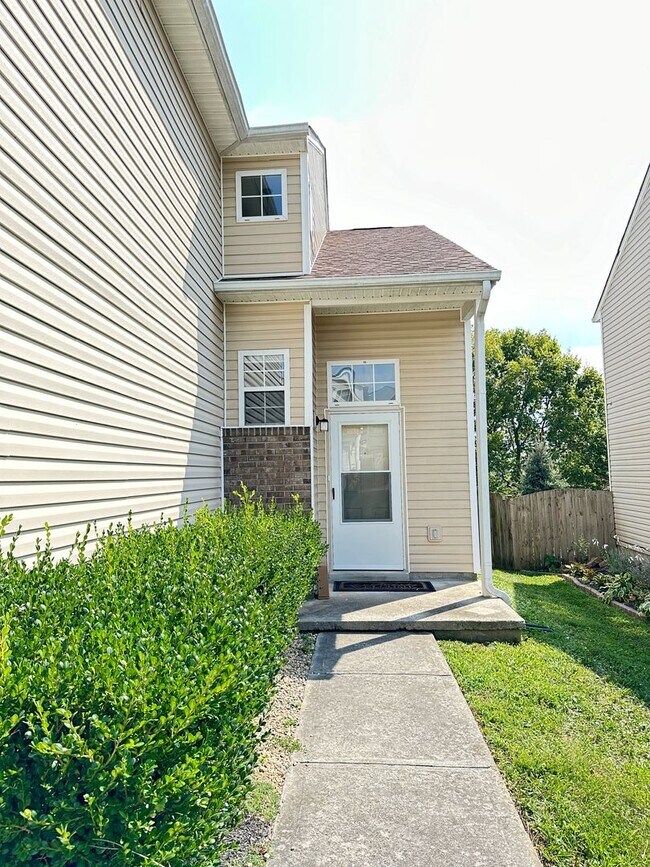 Foto del edificio - *YULETIDE SPECIAL-1/2 OFF 1st FULL MONTH!* Beautiful 3 BR, 2.5 Bath House!