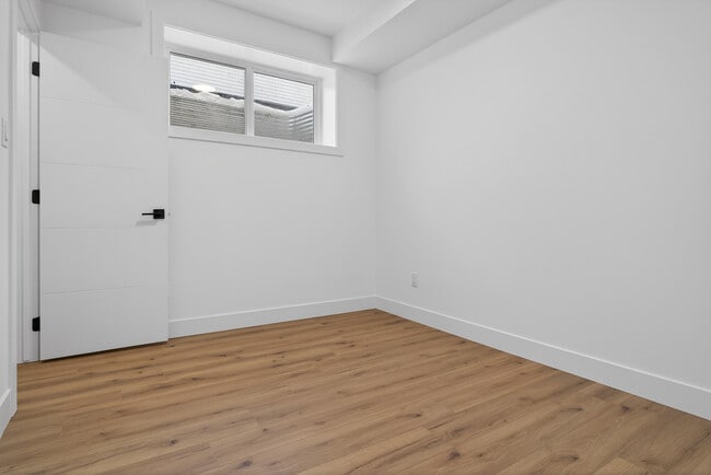 Photo du bâtiment - 9232-92385 85 St NW