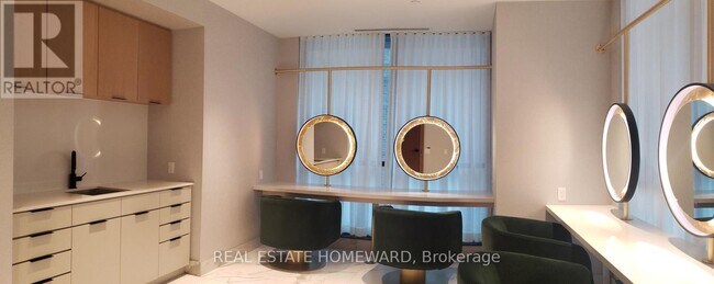 Building Photo - 327 King St W