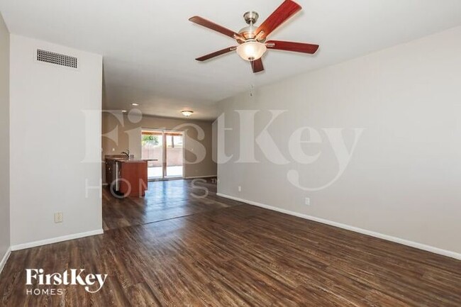 Building Photo - 1021 E Millett Ave