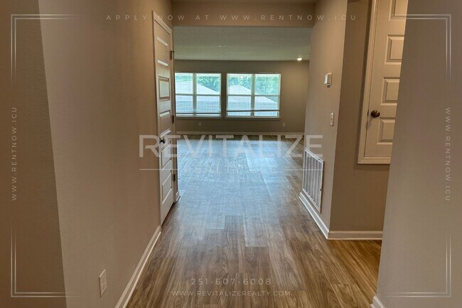 Foto del edificio - Beautiful 4 Bedroom/2 Bathroom House in We...