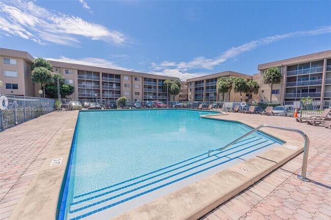 Foto del edificio - 17000 NW 67th Ave