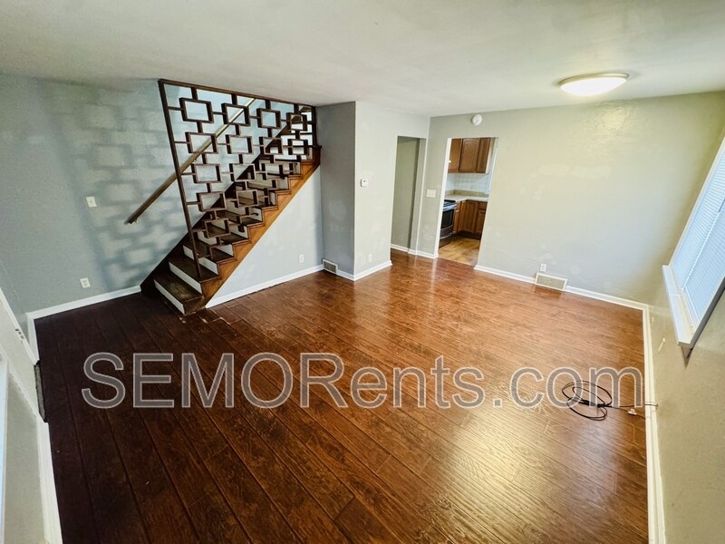 Primary Photo - 301 S Spring St