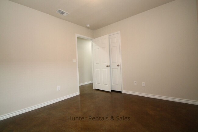 Building Photo - Truly Exceptional!