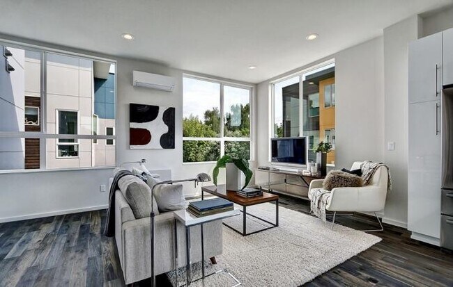 Building Photo - 2 bedroom in Seattle WA 98108