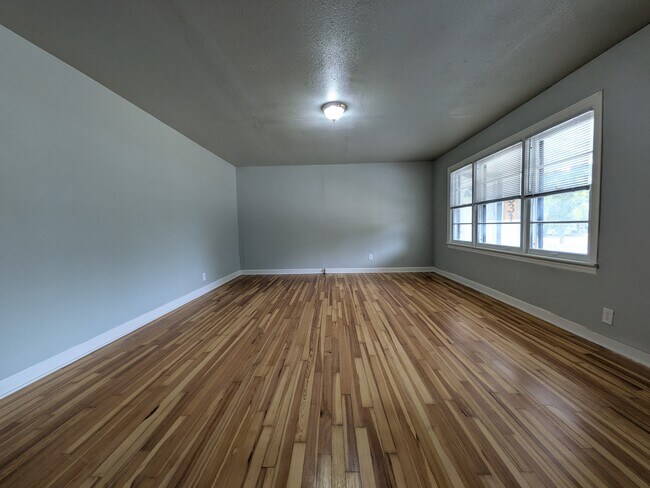 Foto del edificio - 327 G St NE