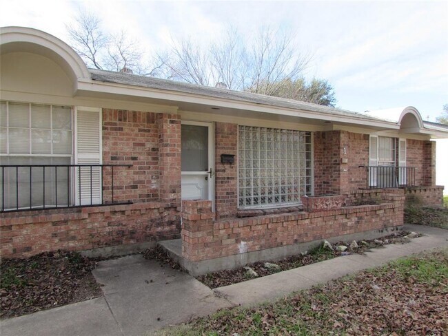 Building Photo - 2112 Spanish Trail