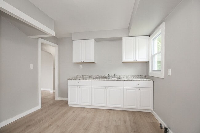 Building Photo - 3 Bedroom/1 Bath Single House Euclid!