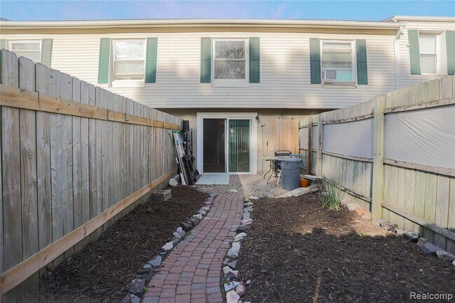 Building Photo - 119 Floral Ave
