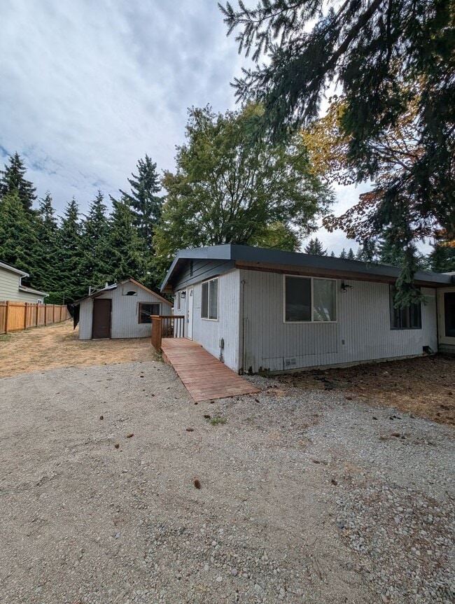 Building Photo - Federal Way One Bedroom Available Now! ALL...