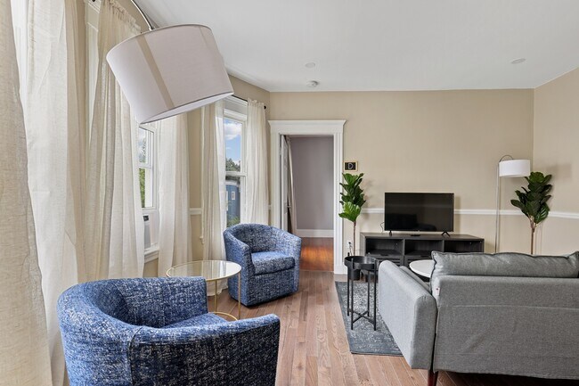 Building Photo - Queen room in 4-bed/1.0-bath Home