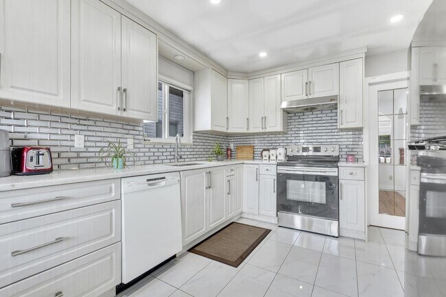 Photo du bâtiment - 12747-1290A 90a Ave