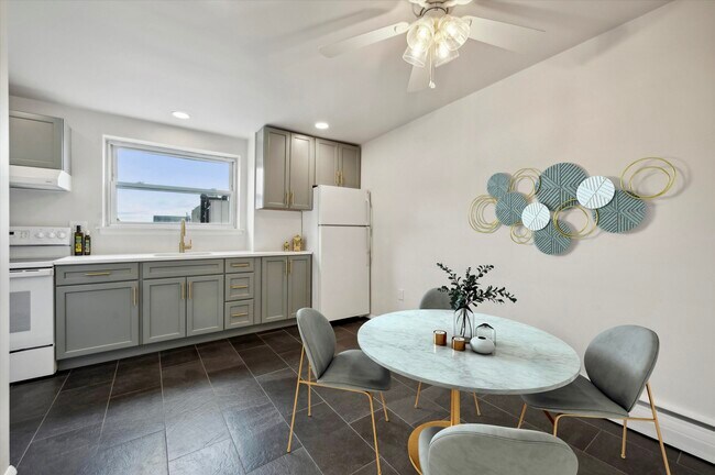 Kitchen - 717 Macdade Blvd