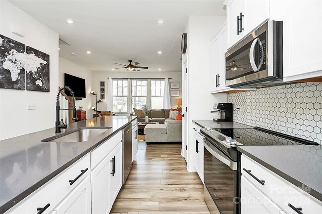 Kitchen - 326 Simeon Dr